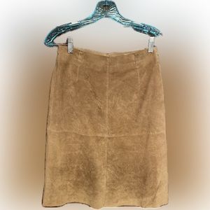 Suede leather skirt, fully lined. Size 4 camel color